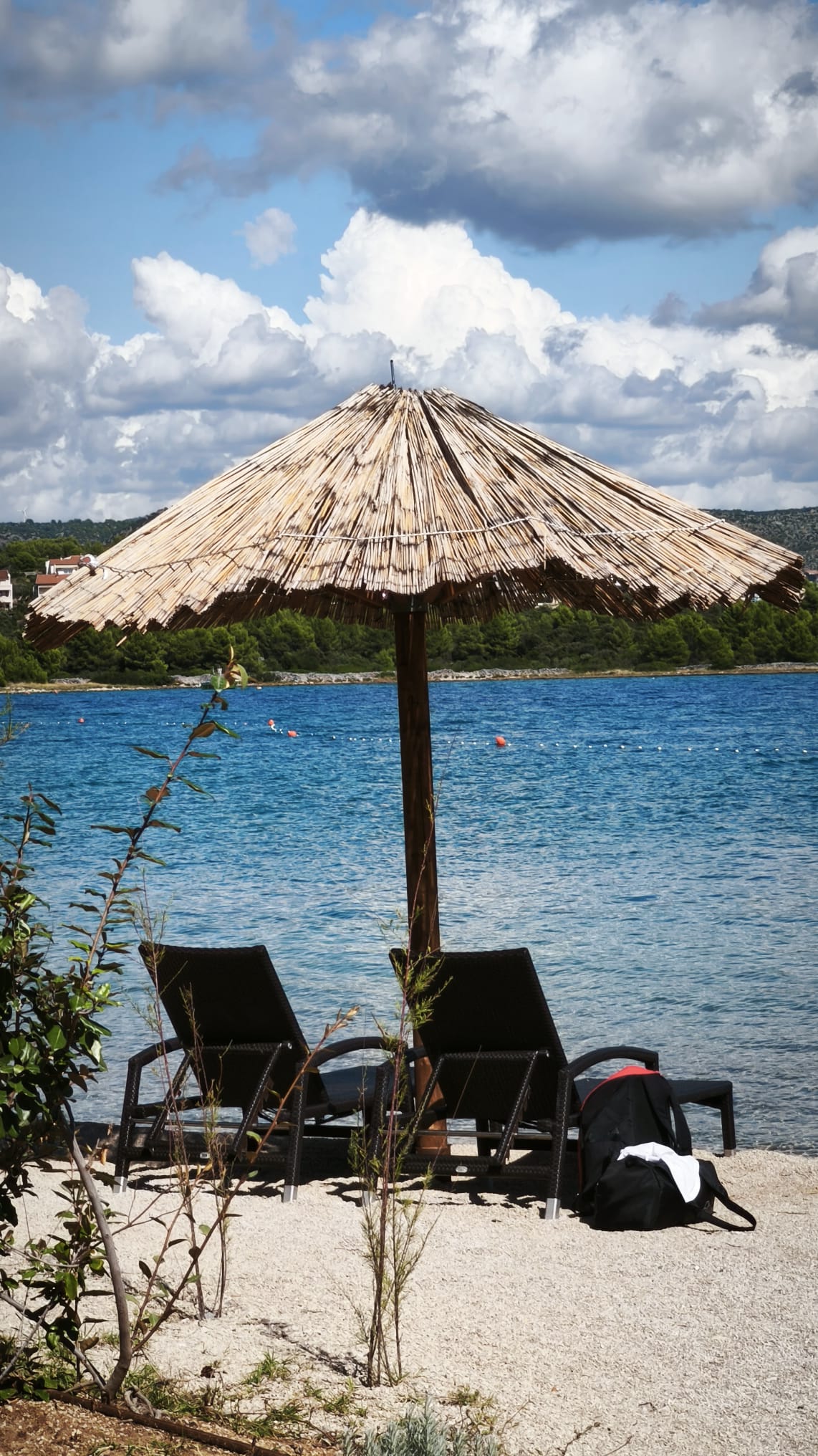 Strandliegen mit Blick auf die Bucht in Kroatien