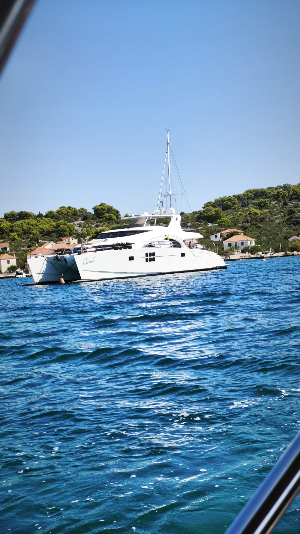 Katamaran vor der kroatischen Küste