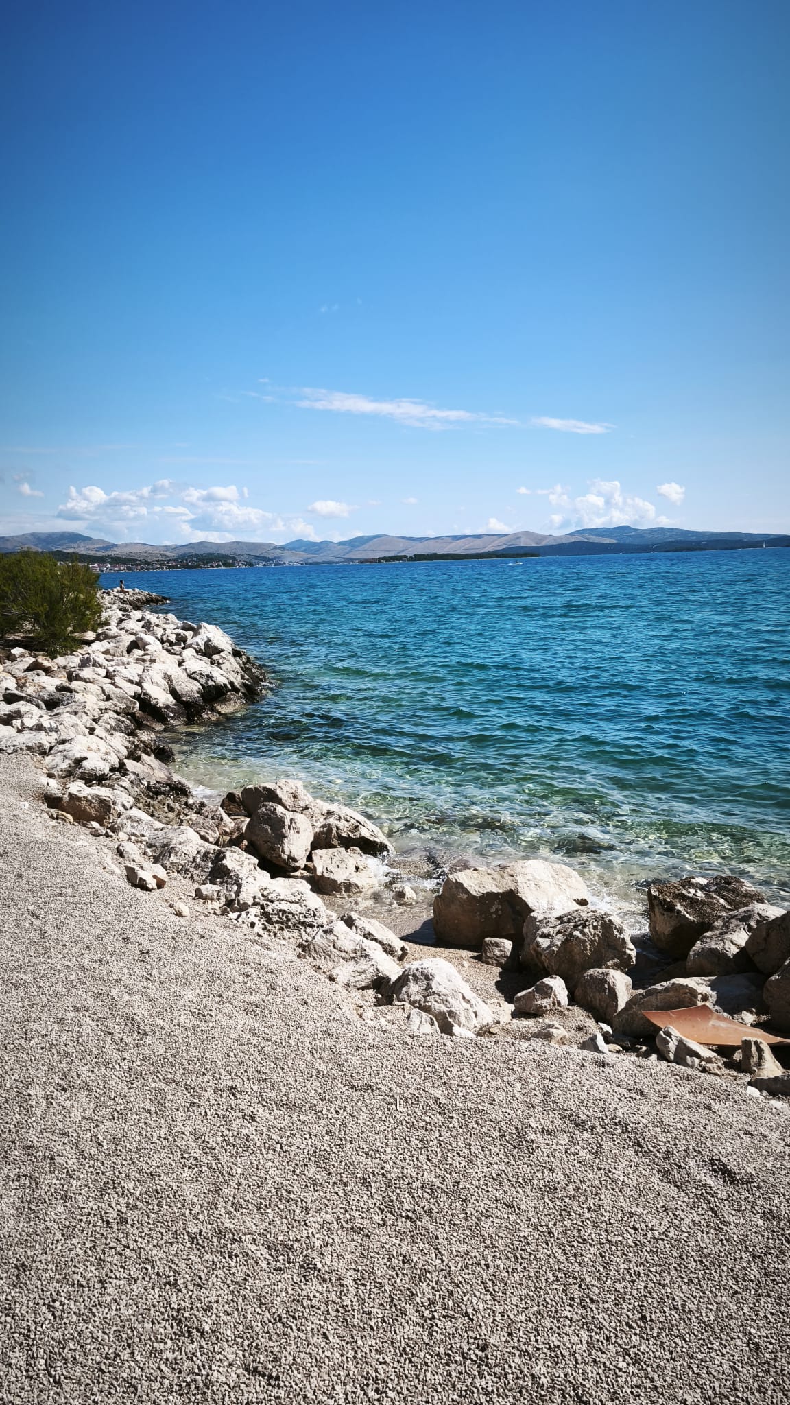 Kroatische Küste — Kiesstrand und blaues Meer