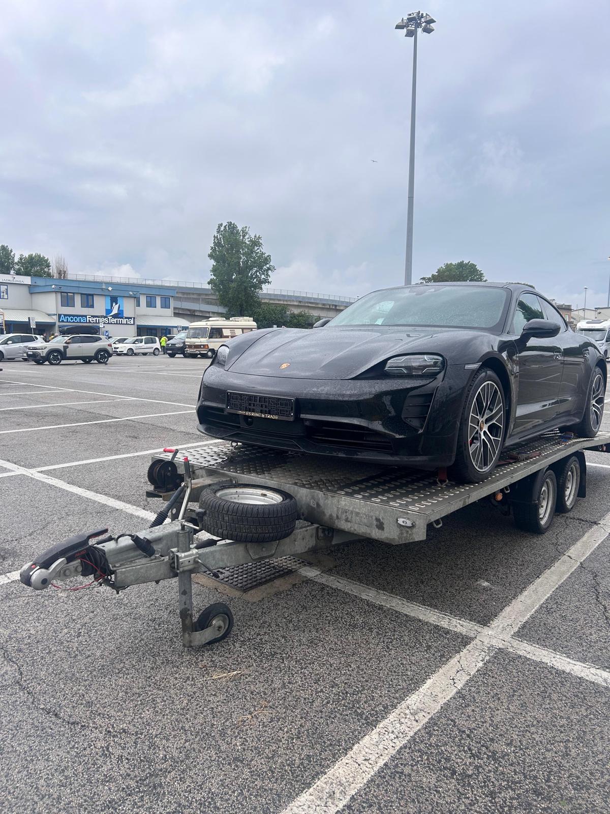 Porsche Taycan — Hafen Ancona