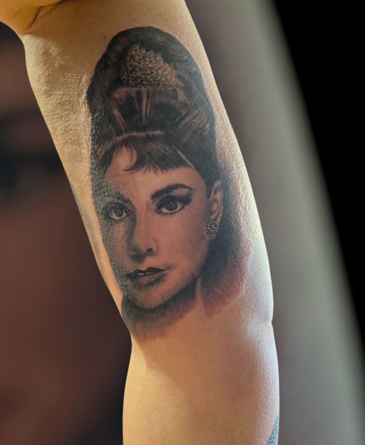 Realistic Tattoo — Audrey Hepburn Porträt