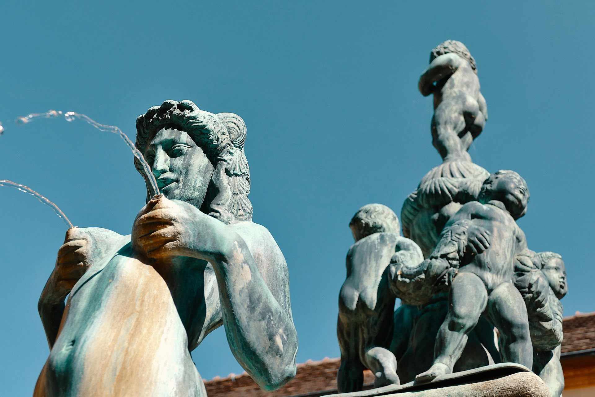 Historischer Zierbrunnen mit Skulpturen im Kurpark Bad Nauheim — Jugendstil-Ensemble