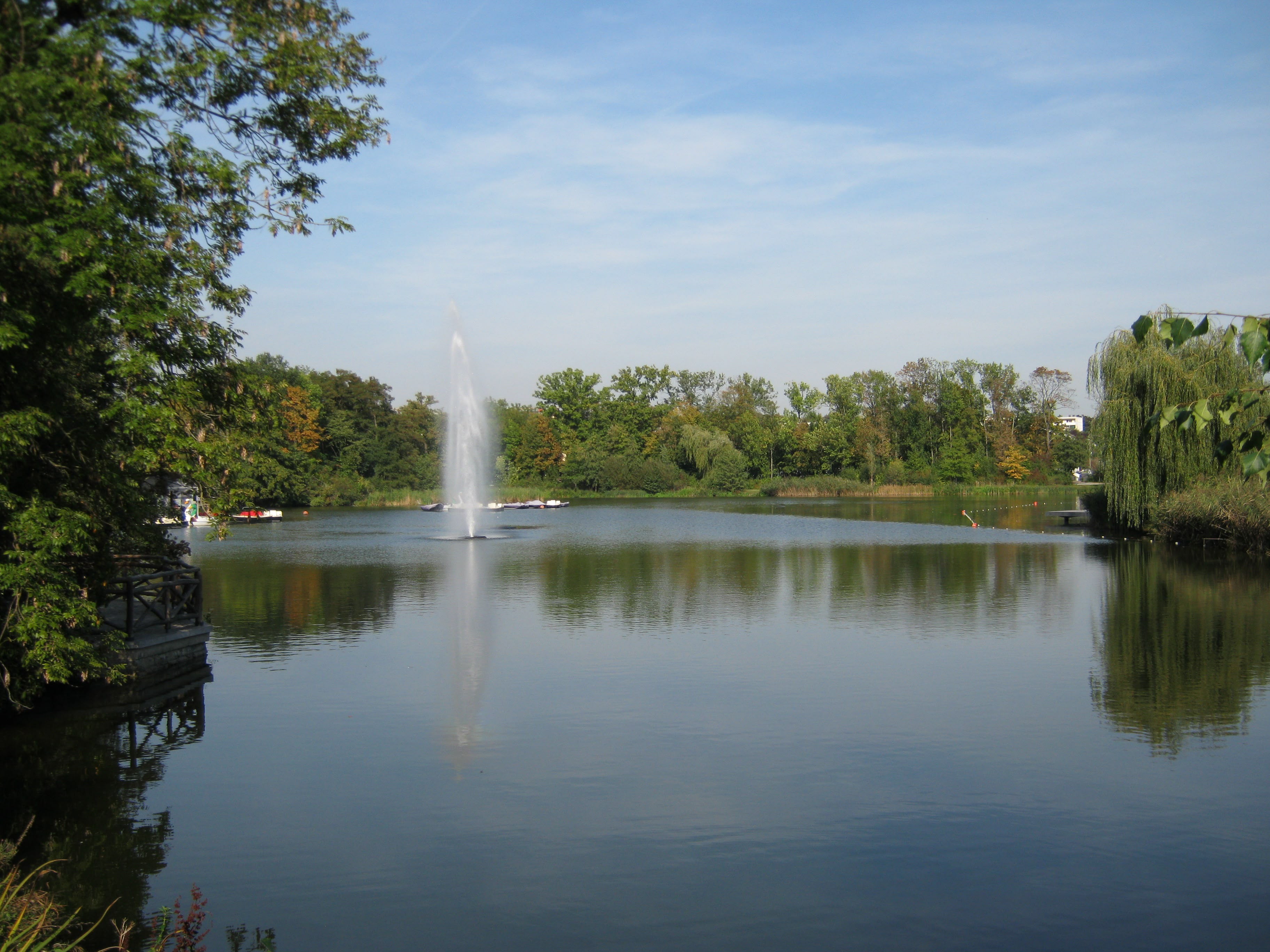 Ruhiger See mit Fontäne und Aussichtsplattform in Bad Nauheim — Natur und Lebensqualität