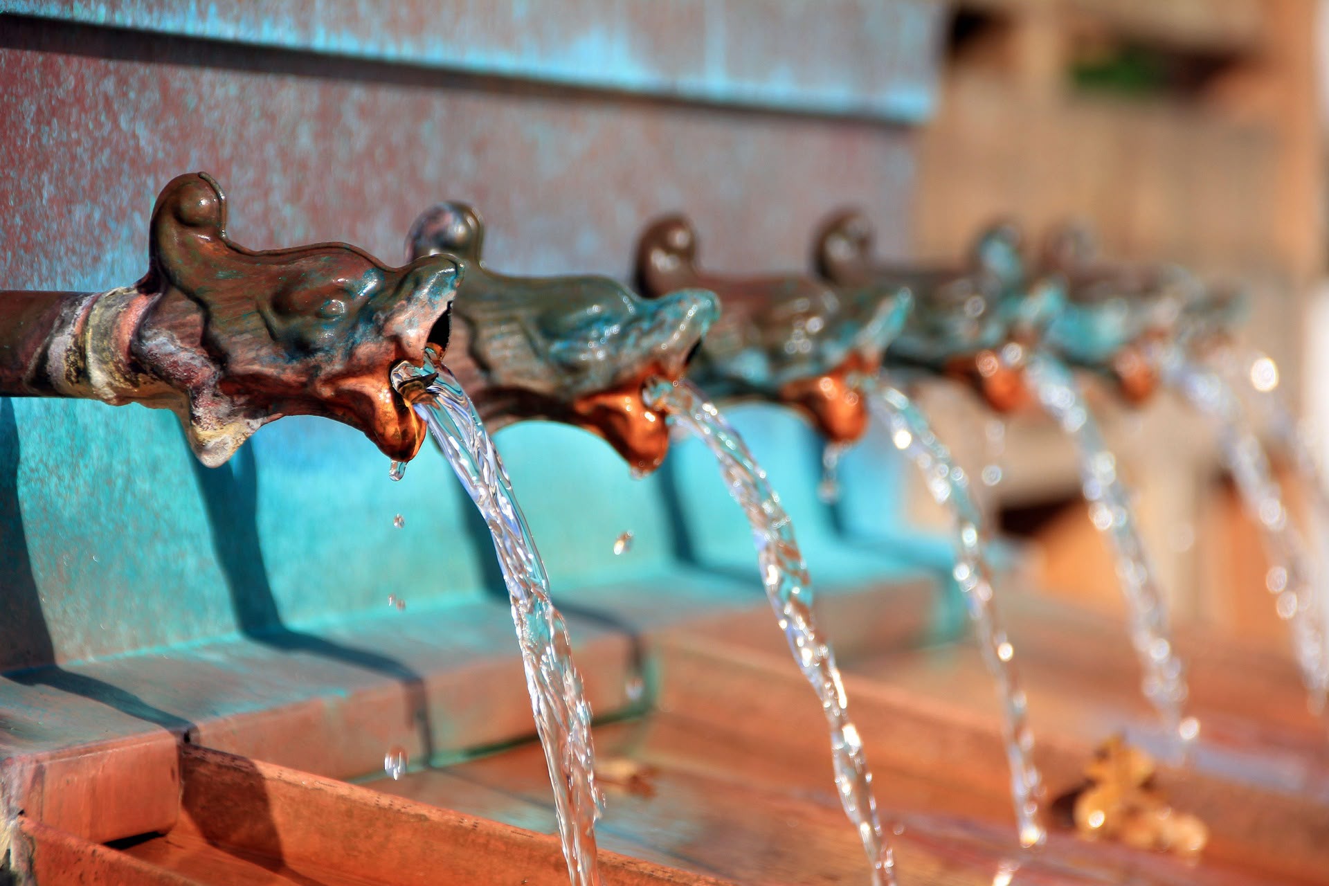 Architektonisches Detail eines Wasserspeiers aus Kupfer und Bronze im Jugendstil, Bad Nauheim