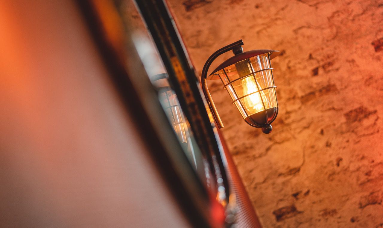 Vintage-Wandleuchte an Steinwand