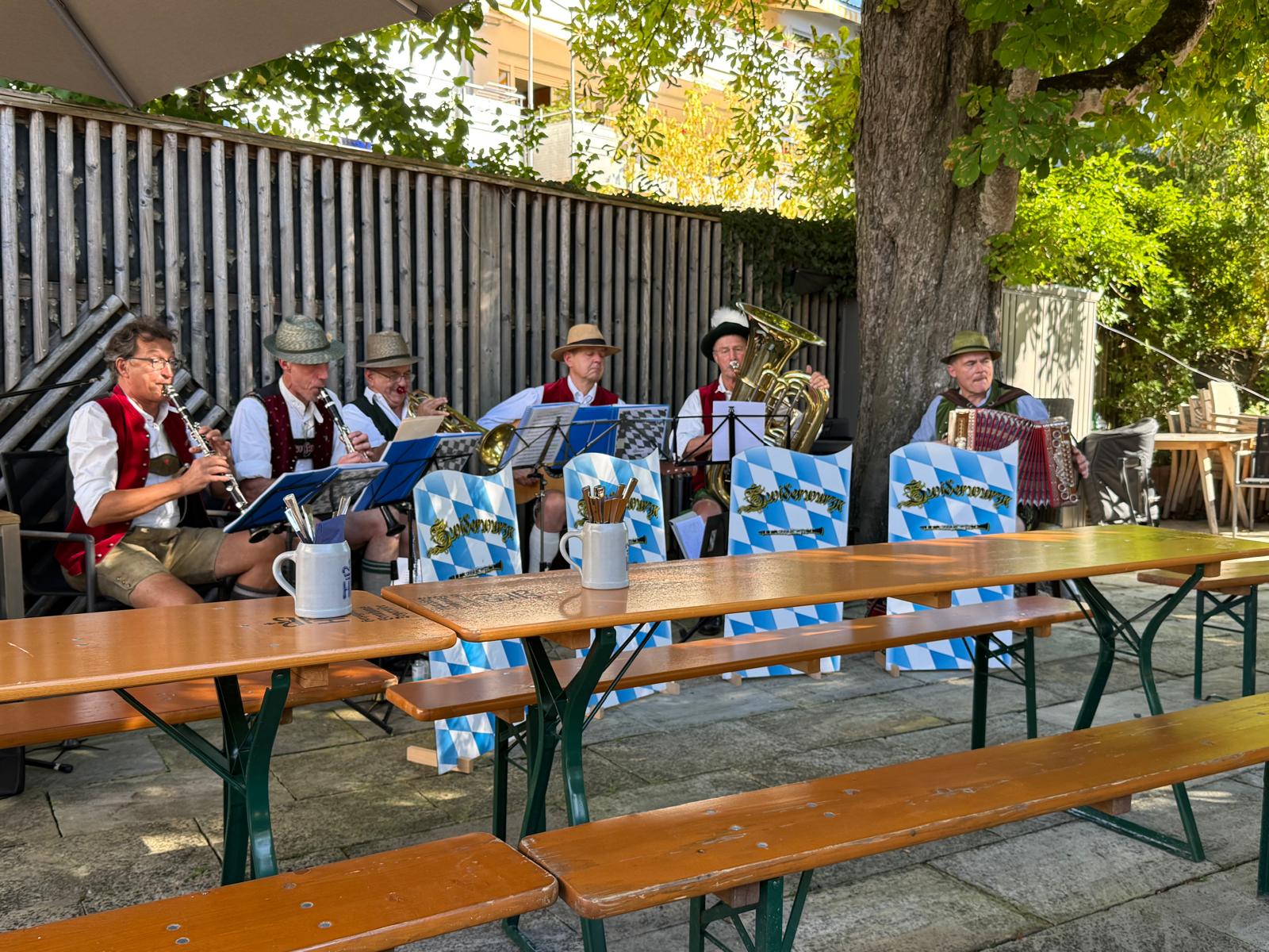 Wiesn Start im Biergarten Andechser Hof
