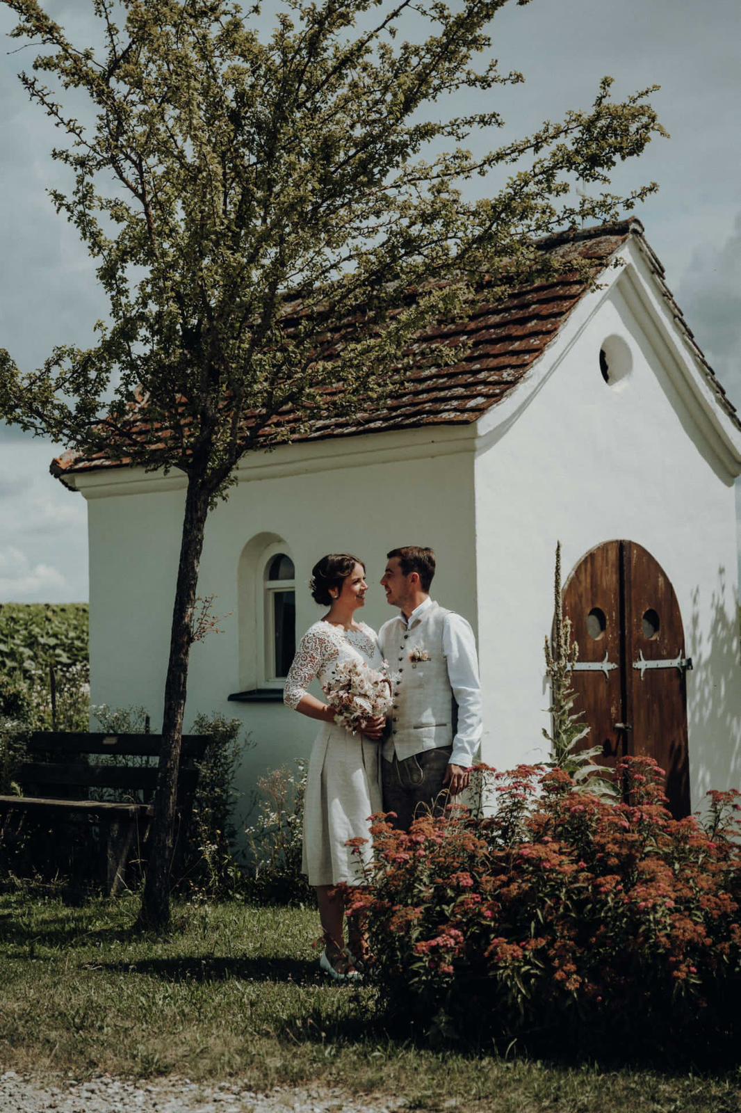 Brautpaar vor Kapelle – Trachtenhochzeit