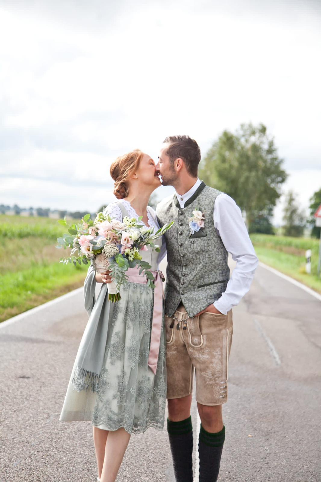 Brautpaar Kuss – Trachtenhochzeit ALPENMÄDEL