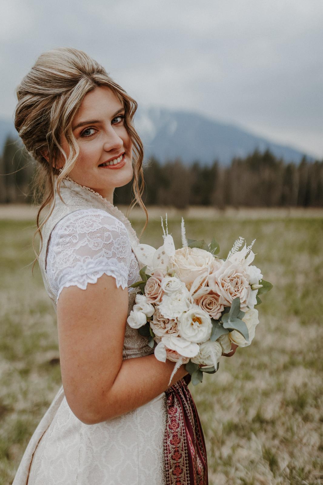 Braut mit Blumenstrauß – ALPENMÄDEL Hochzeitsdirndl