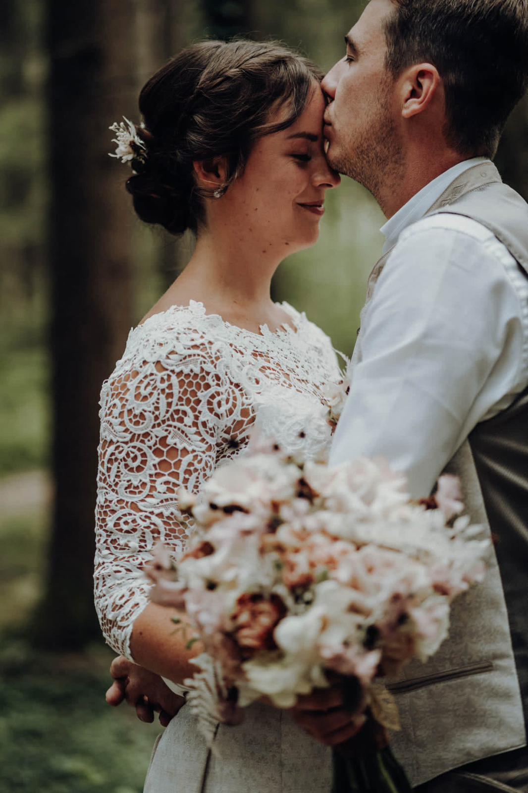 Brautpaar im Wald – ALPENMÄDEL Hochzeitstracht