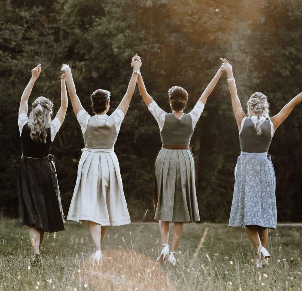Vier Frauen in Dirndl – ALPENMÄDEL