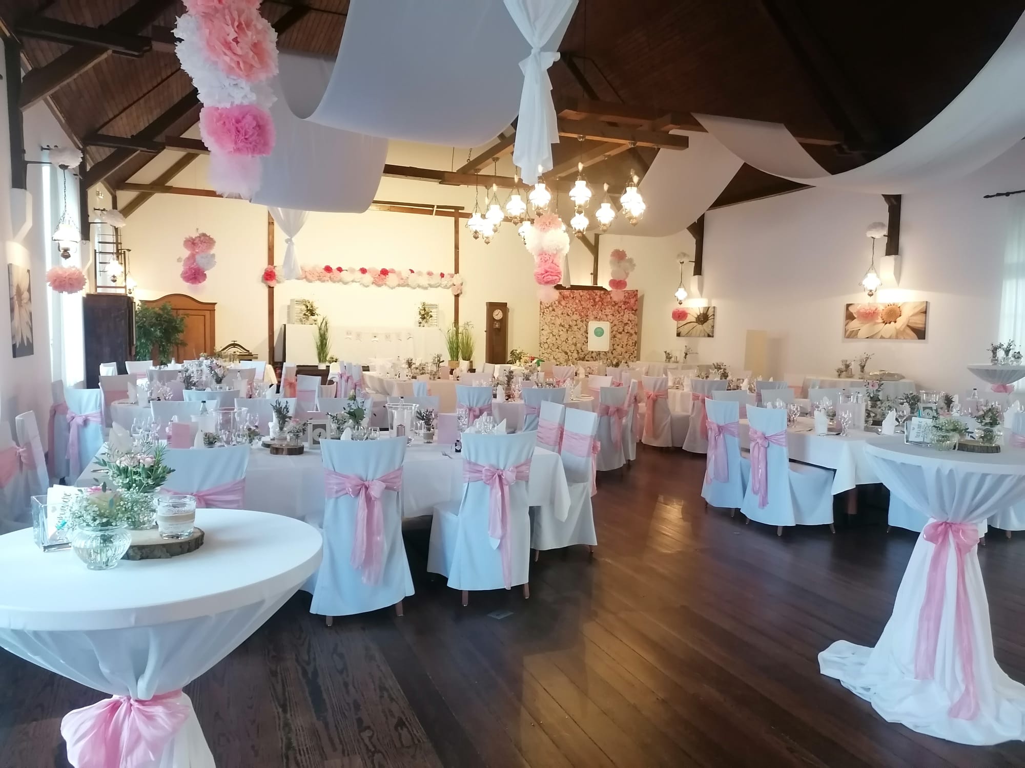 Festlich dekorierter Hochzeitssaal