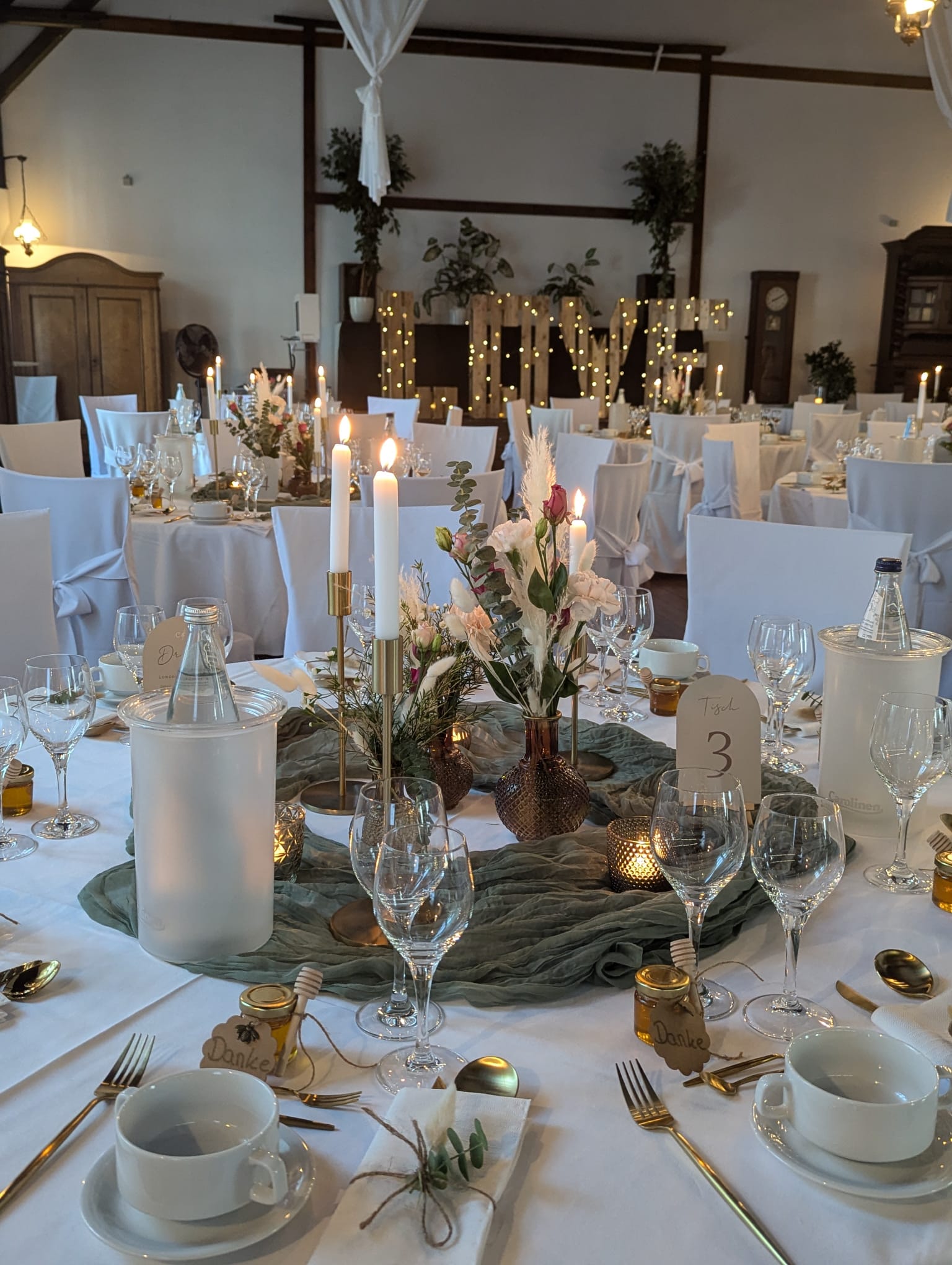 Tischdetail goldenes Besteck und Honiggläschen