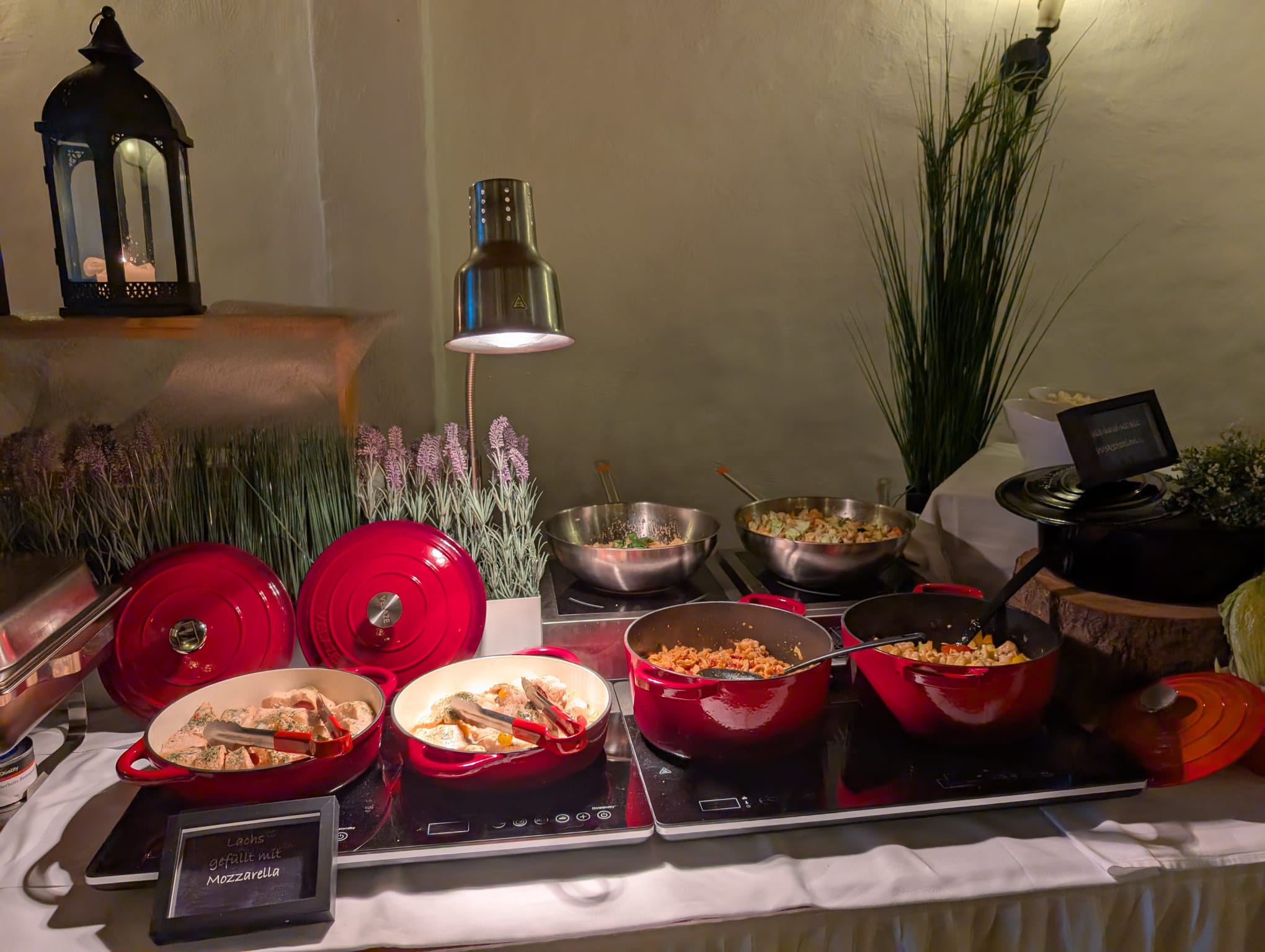 Buffet mit Gusseisen-Töpfen