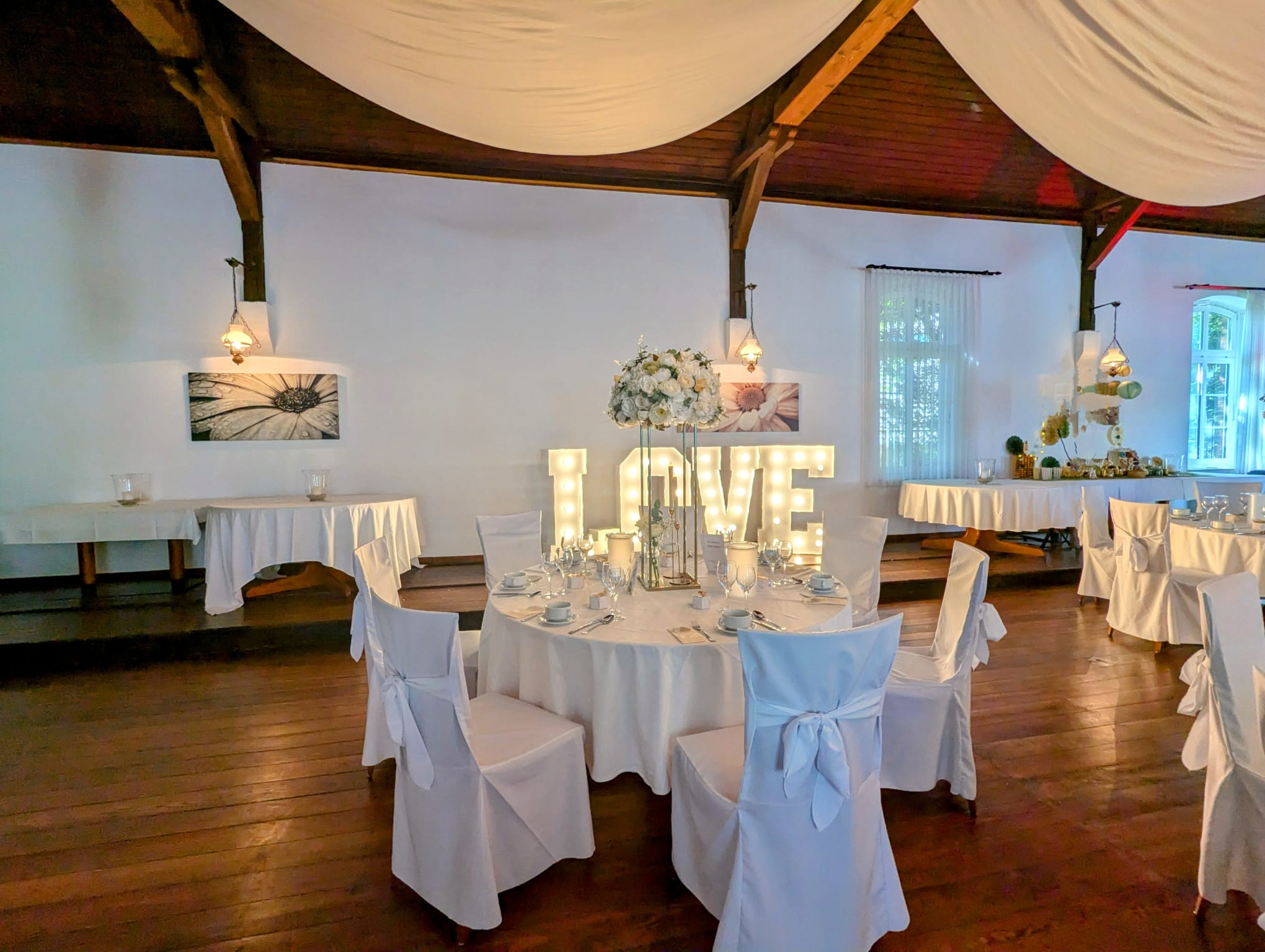 Festsaal mit LOVE Schriftzug