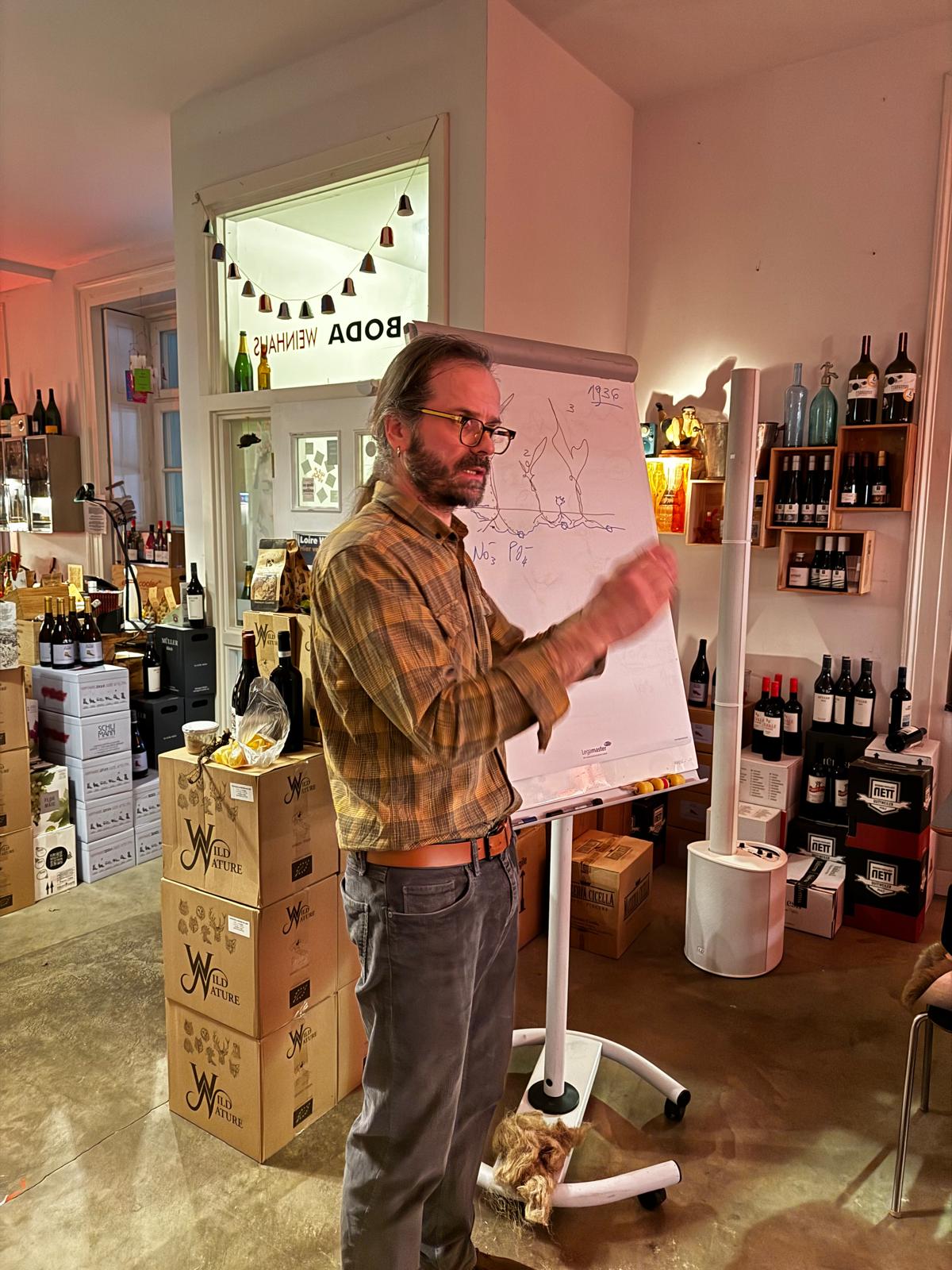 Dr. Mario Tartufo beim Vortrag im BODA WEINHAUS – Trüffel-Abend mit Weinbegleitung