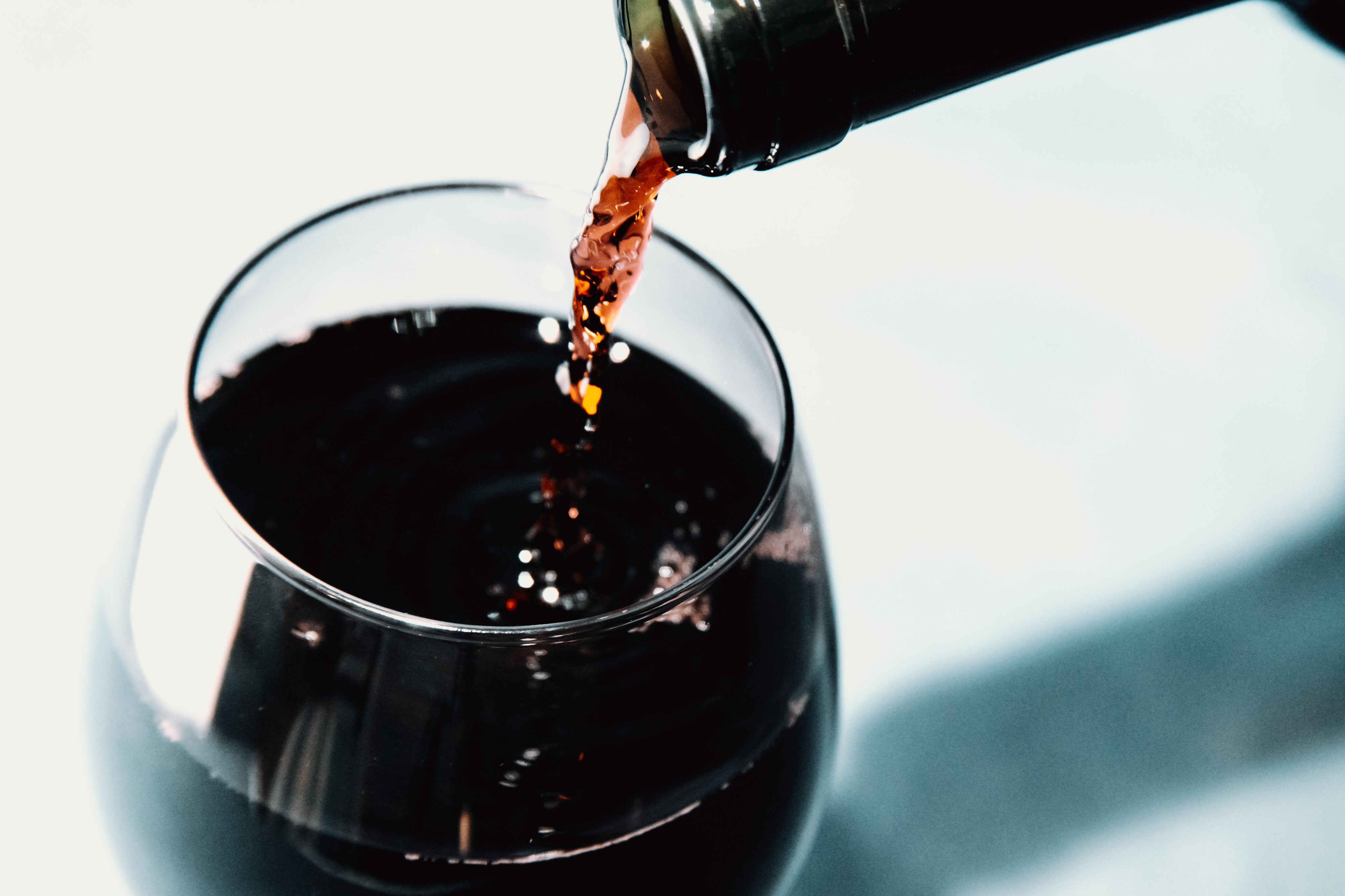 Rotwein einschenken