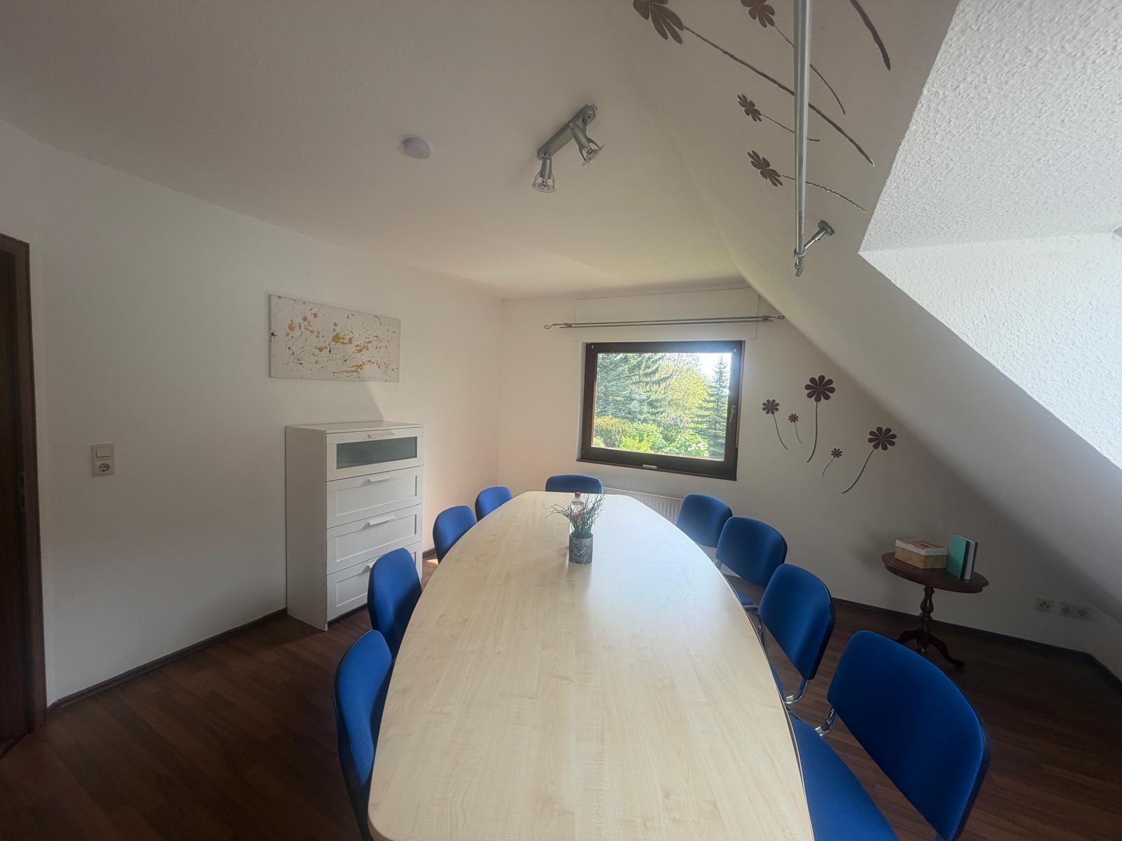 Schulklasse beim Imker-Workshop