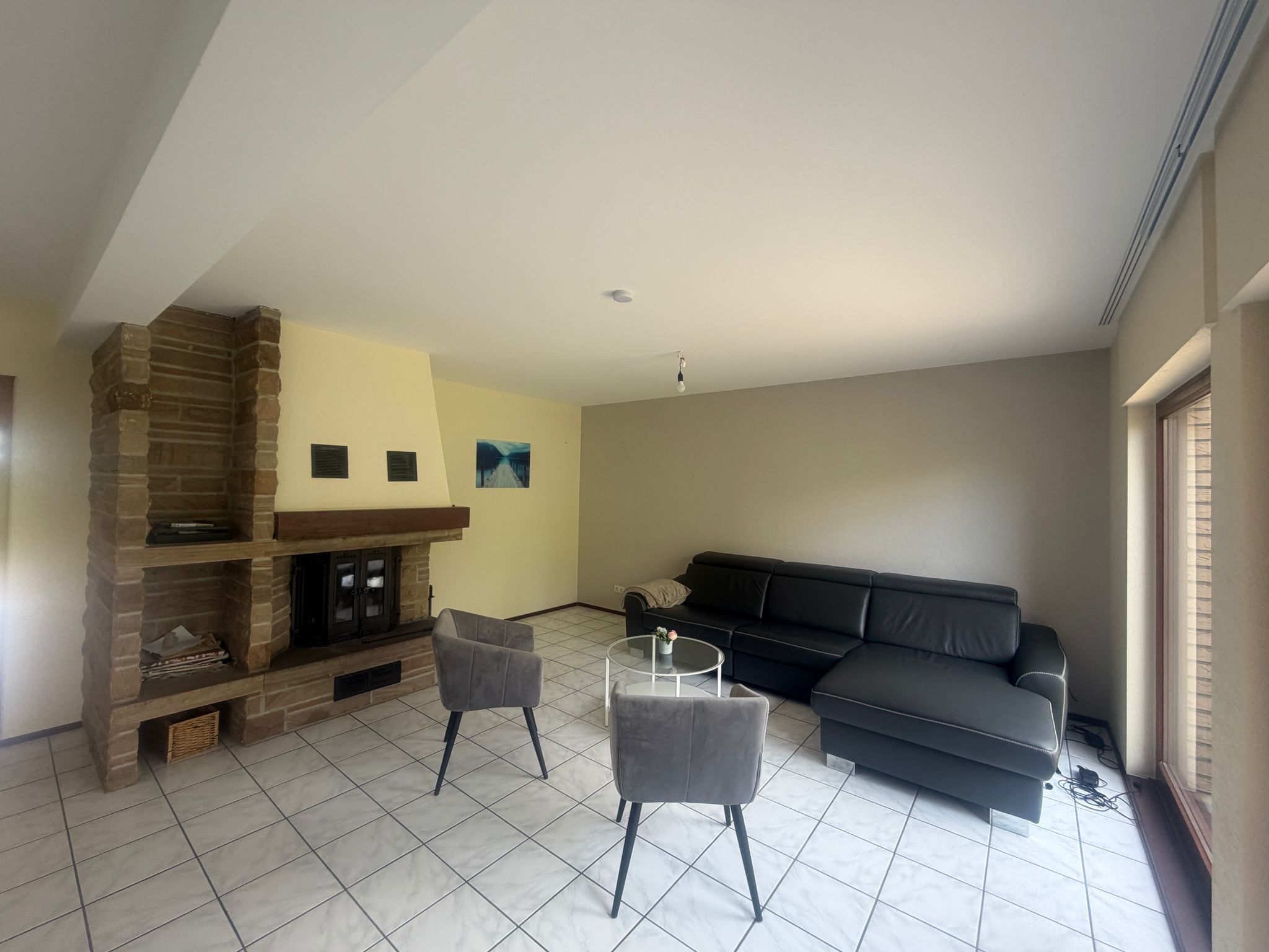 Wohnzimmer mit Kamin