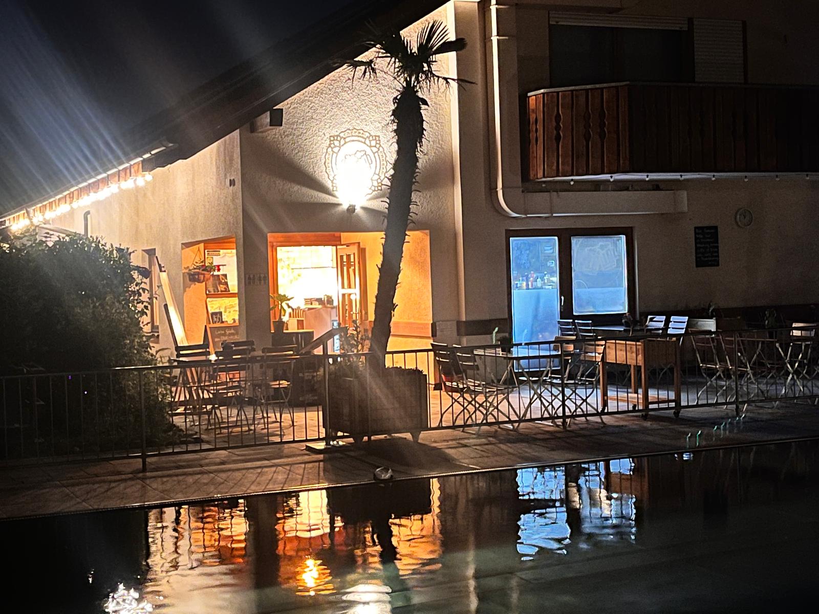 Brasserie Cheers! bei Nacht — Poolspiegelung