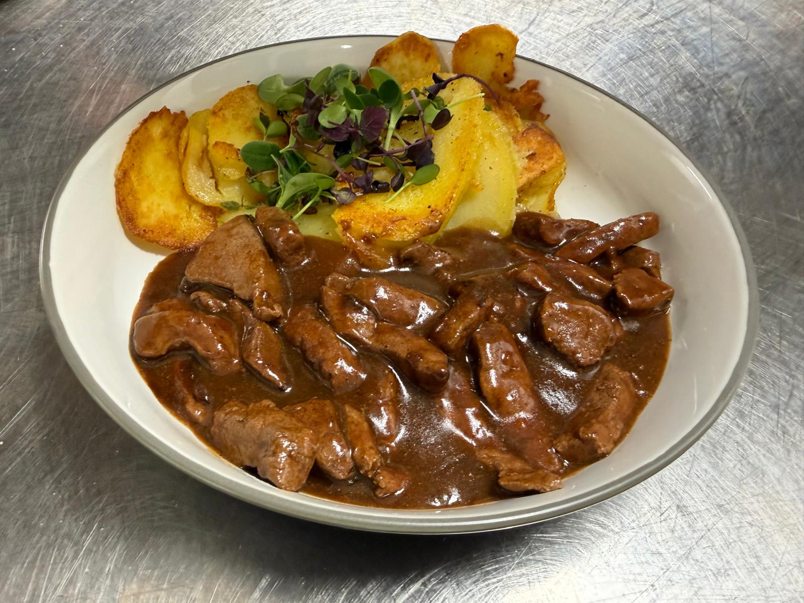Geschmortes mit Bratkartoffeln