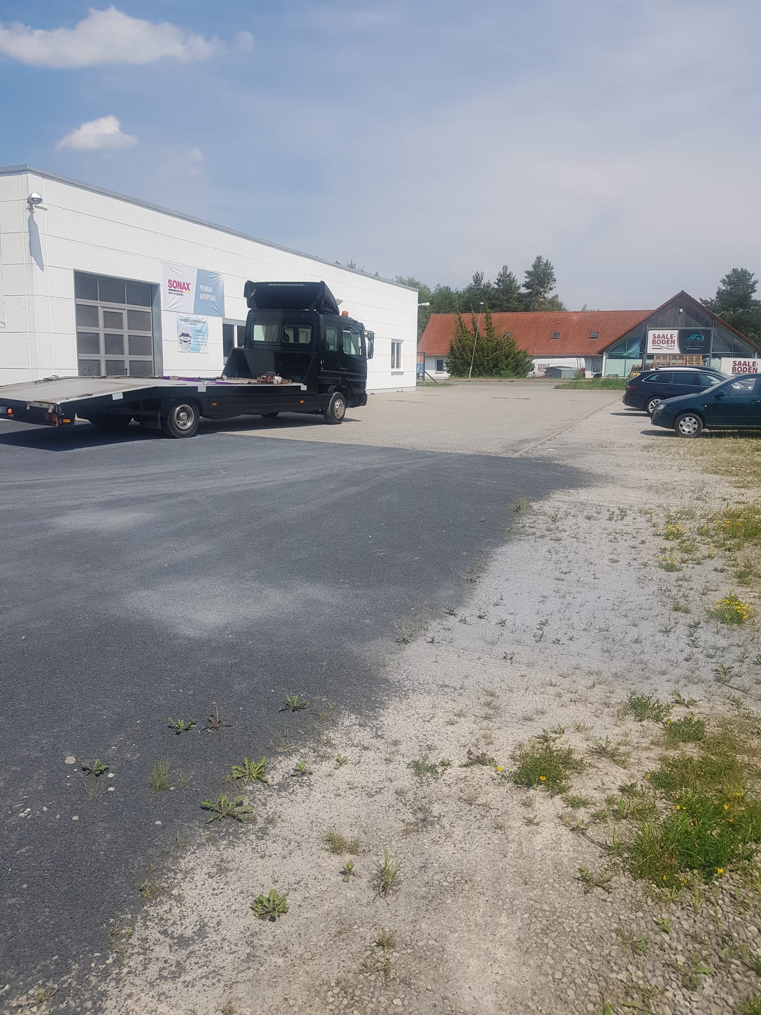Außengelände KFZ Aufbereitung Kirchhasel mit Abschleppwagen