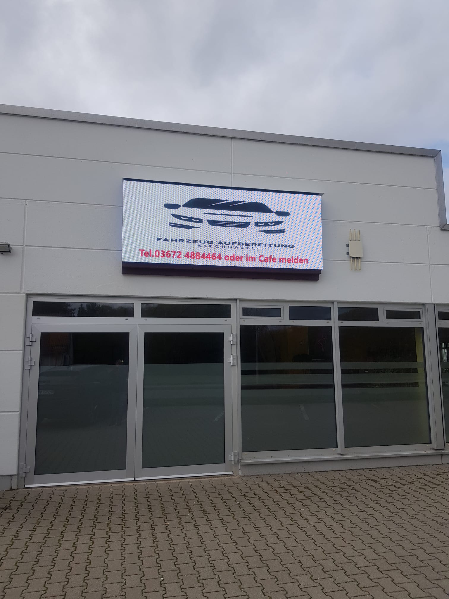 KFZ Aufbereitung Kirchhasel — Fassade mit LED-Display und Firmenschild