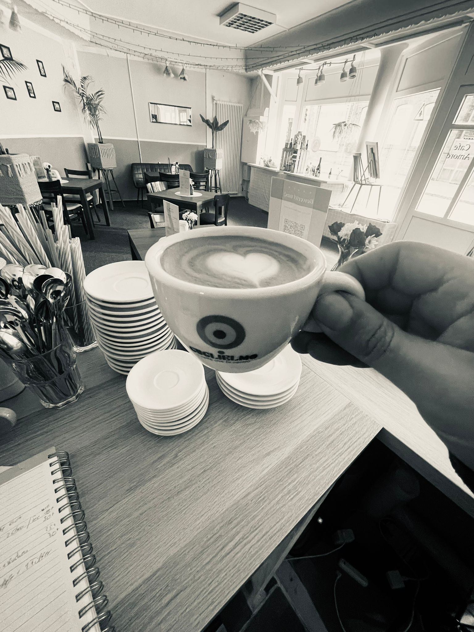 Gemütlicher Innenraum mit Latte Art