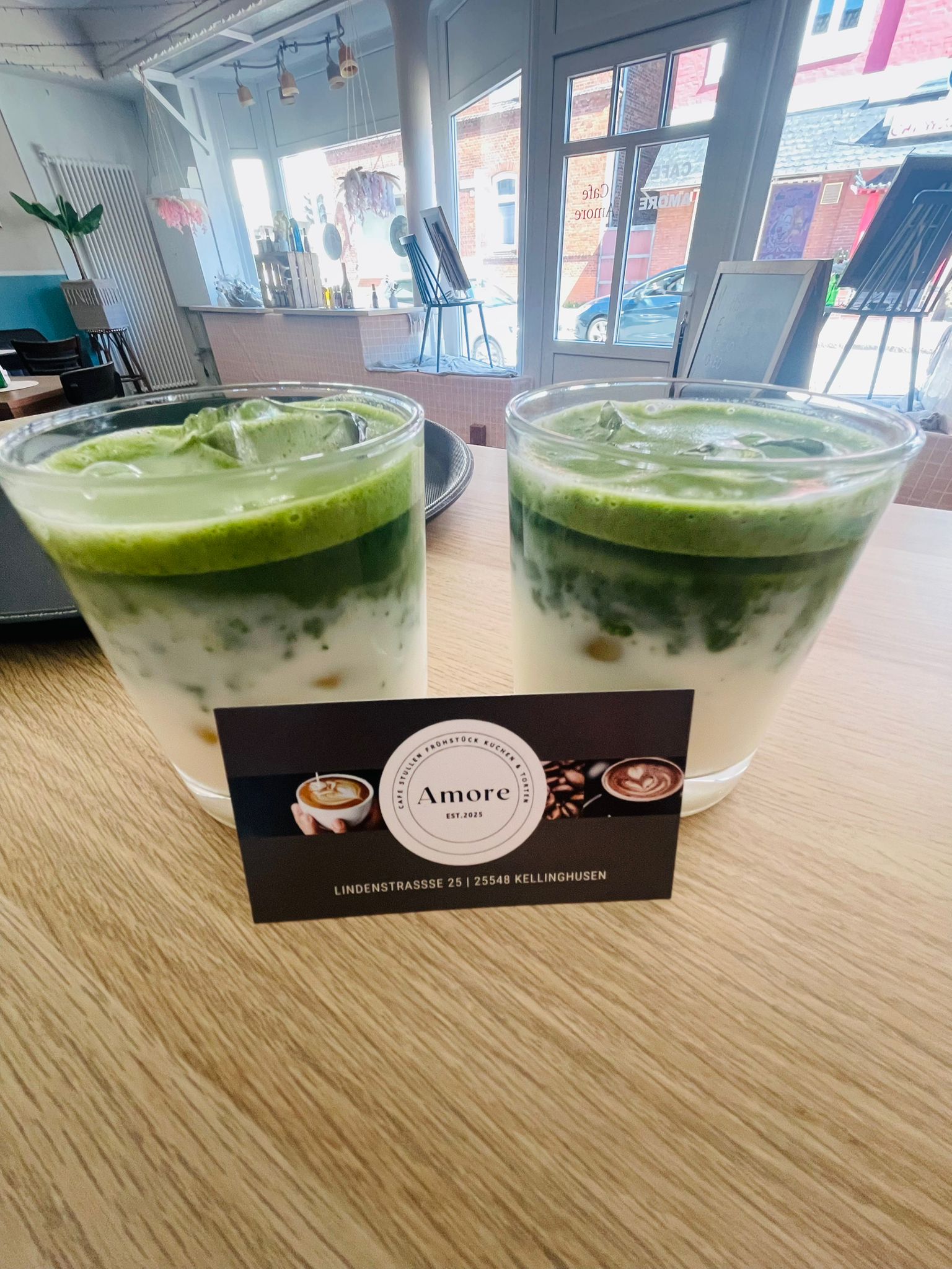 Matcha-Drinks mit Cafe Amore Visitenkarte
