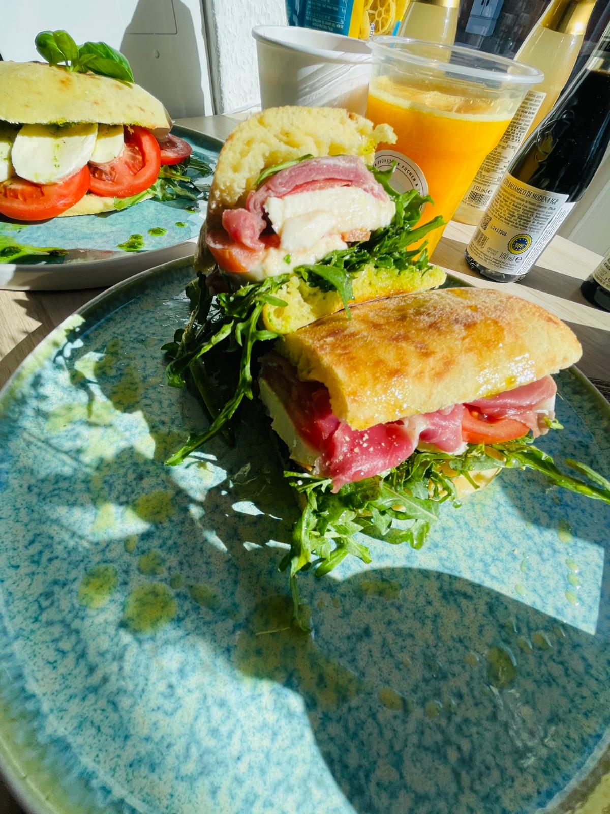Sandwiches mit Orangensaft