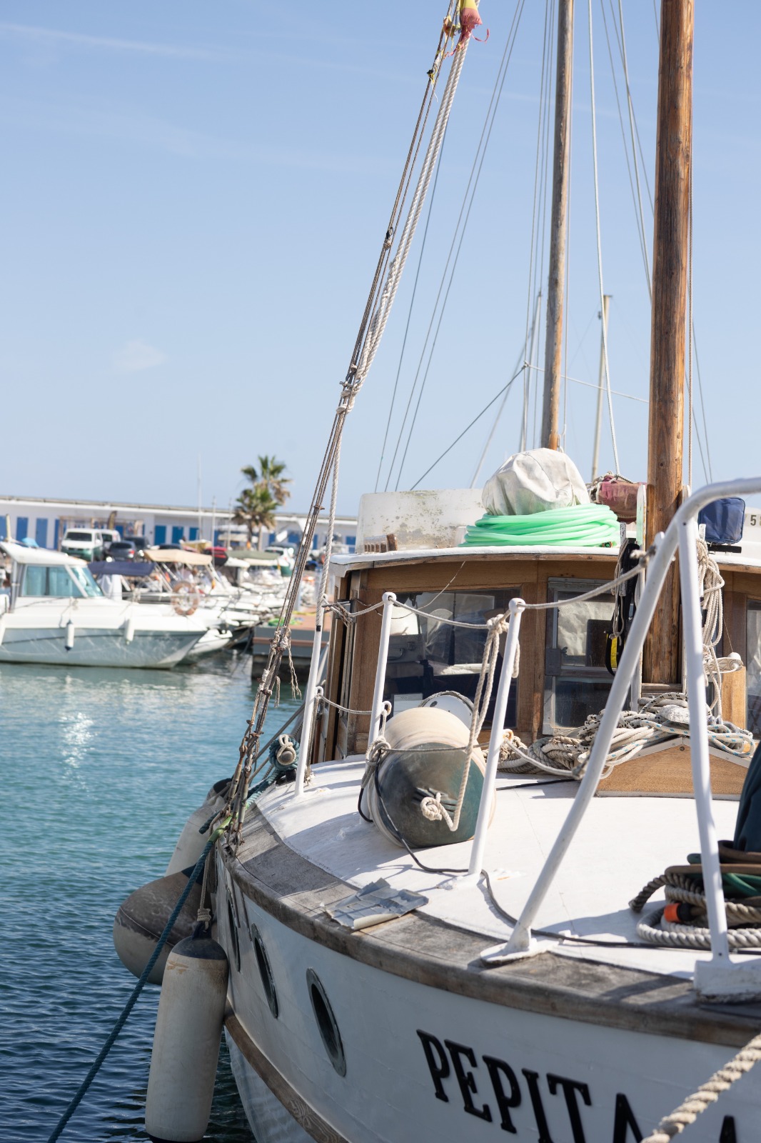 Segelboot im Mittelmeerhafen
