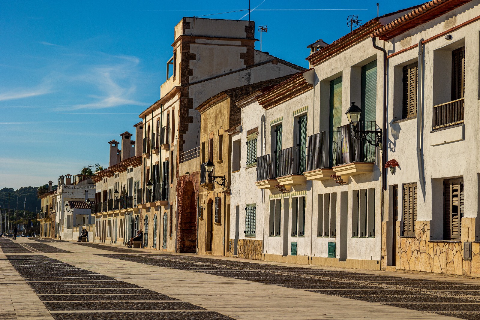 Mediterrane Promenade im Sonnenlicht