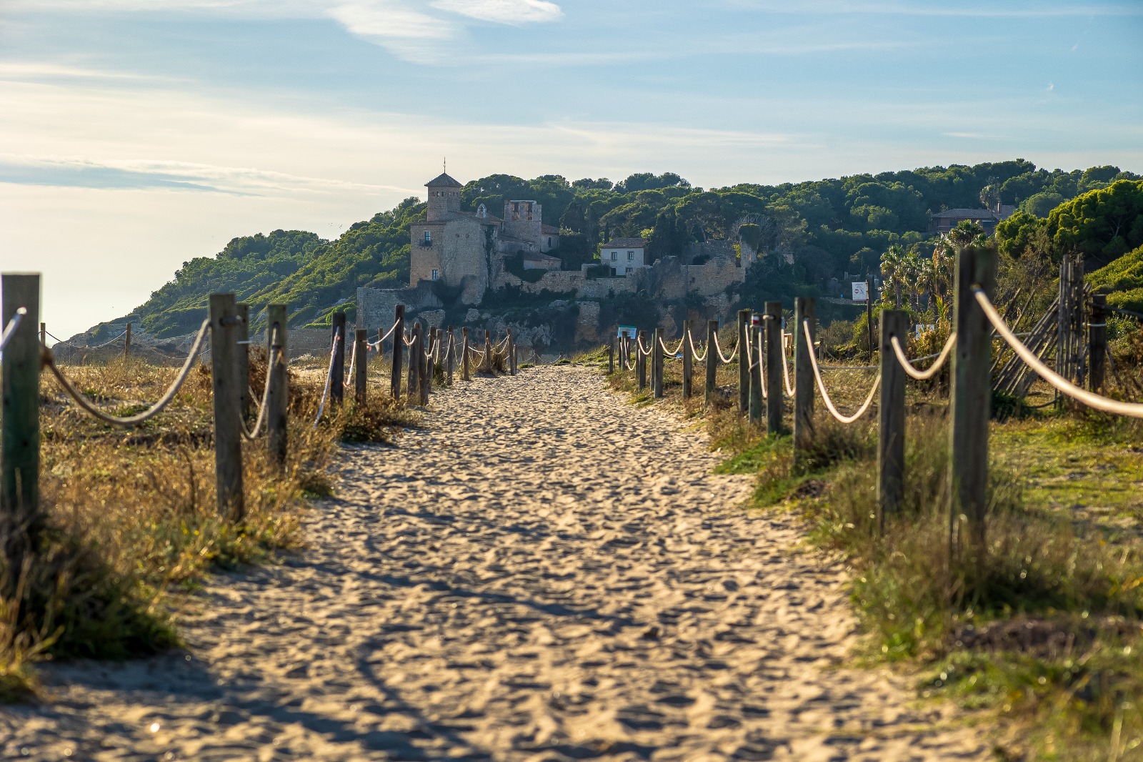 Sandweg zur Burg am Meer