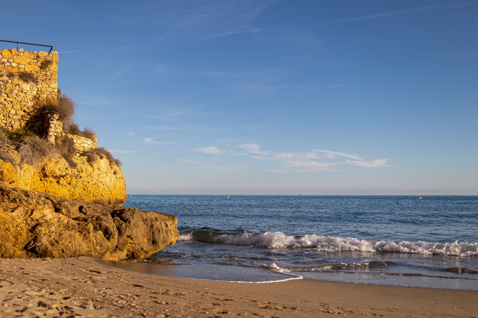 Sandstrand mit Felsruine