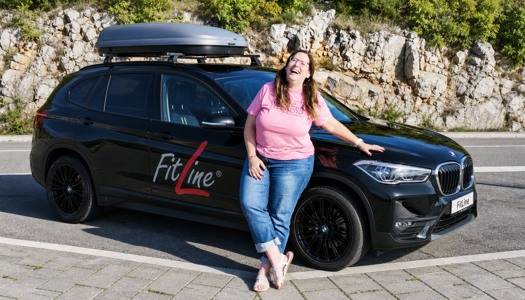 Angela mit ihrem FitLine-Bonusauto — BMW mit FitLine-Branding