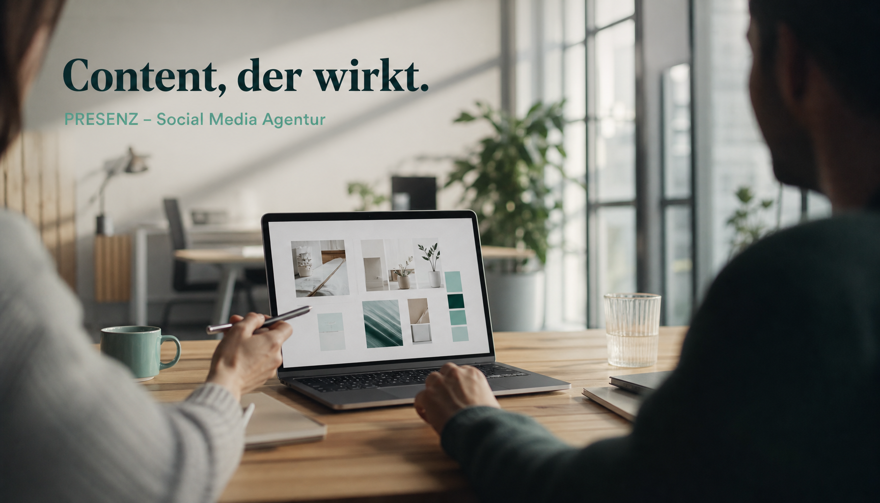 Team arbeitet an Social Media Content