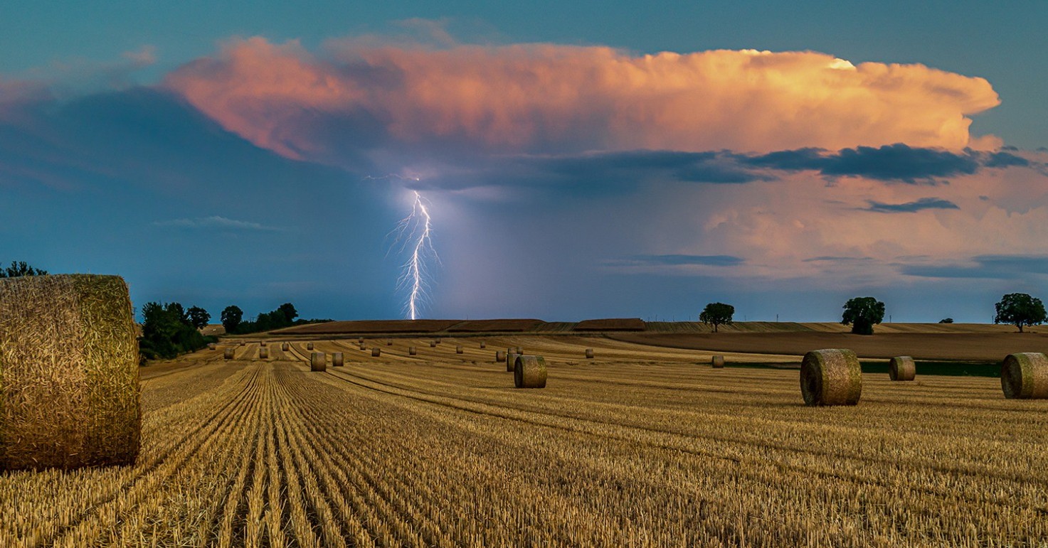 Sommergewitter am Kandel — Blitz über dem Stoppelfeld