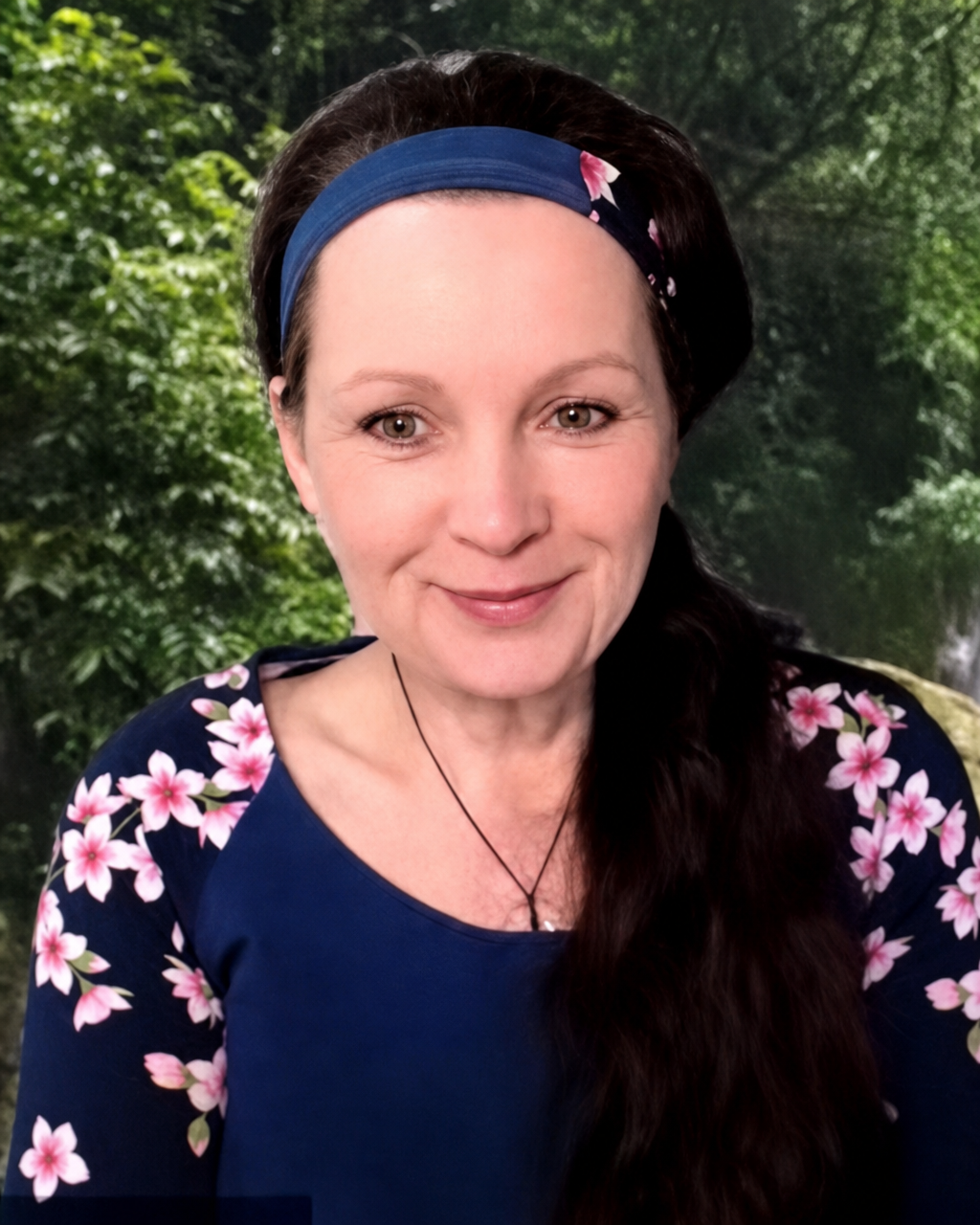 Katrin Orbens, spirituelle Coachin und Heilerin, vor einem Wasserfall in der Natur