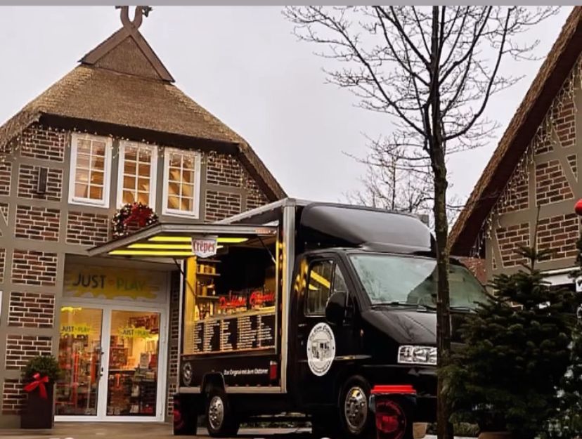 Foodtruck der kleinen Crêperie vor historischer Fachwerk-Kulisse