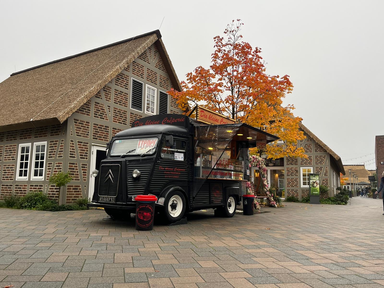 Schwarzer Citroën HY Oldtimer Foodtruck der kleinen Crêperie