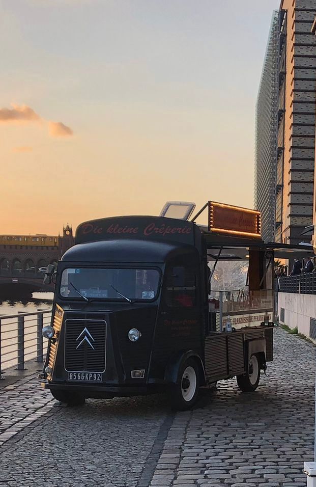 Citroën HY Oldtimer der kleinen Crêperie bei Sonnenuntergang an der Uferpromenade