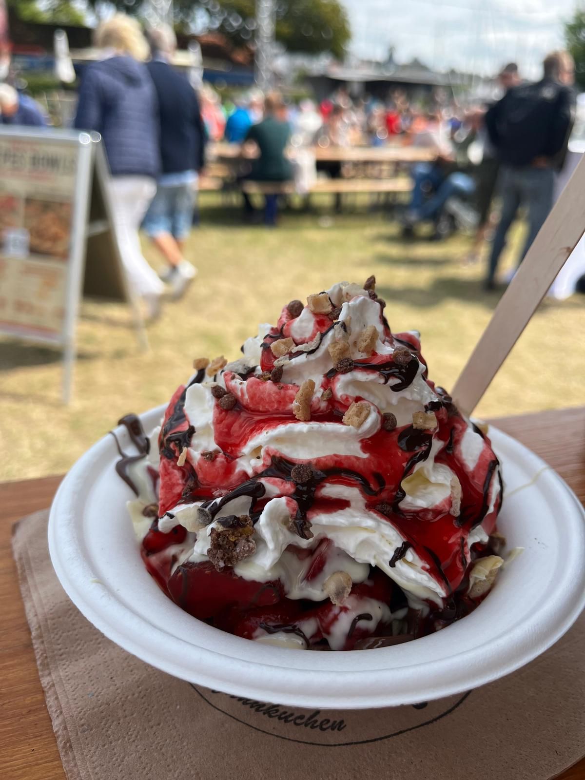 Crêpes Bowl mit Sahne und Toppings vom Event