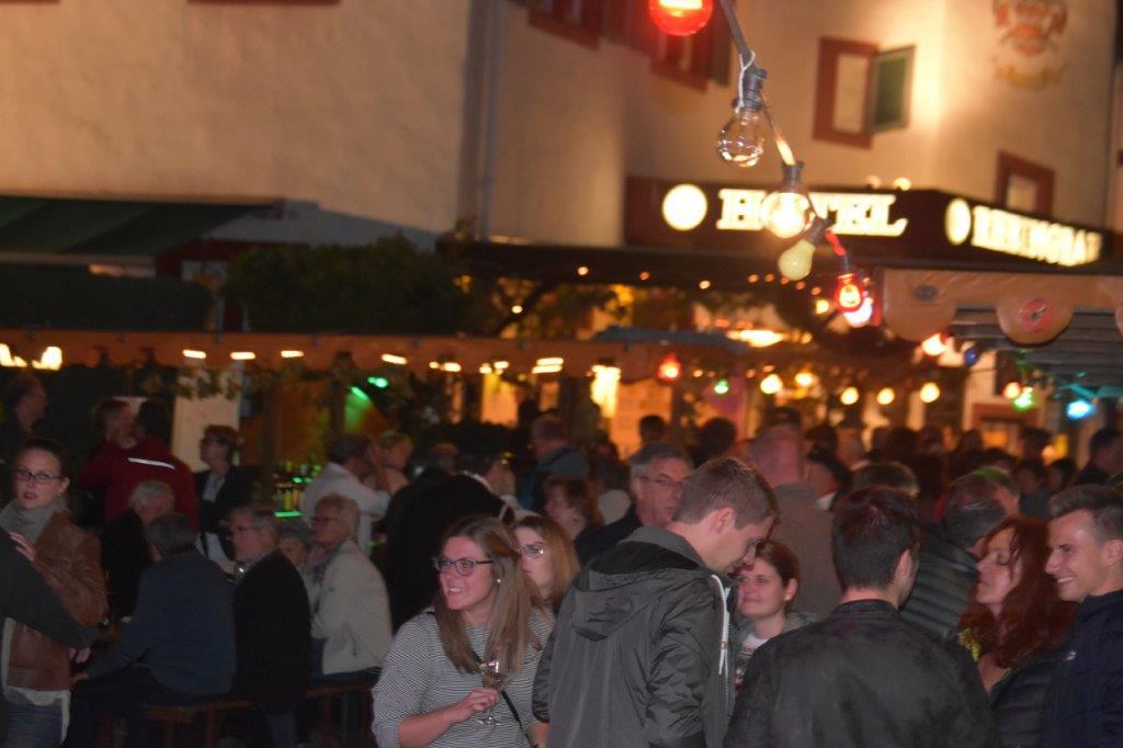 Weinfest Abend vor dem Hotel Rheingraf