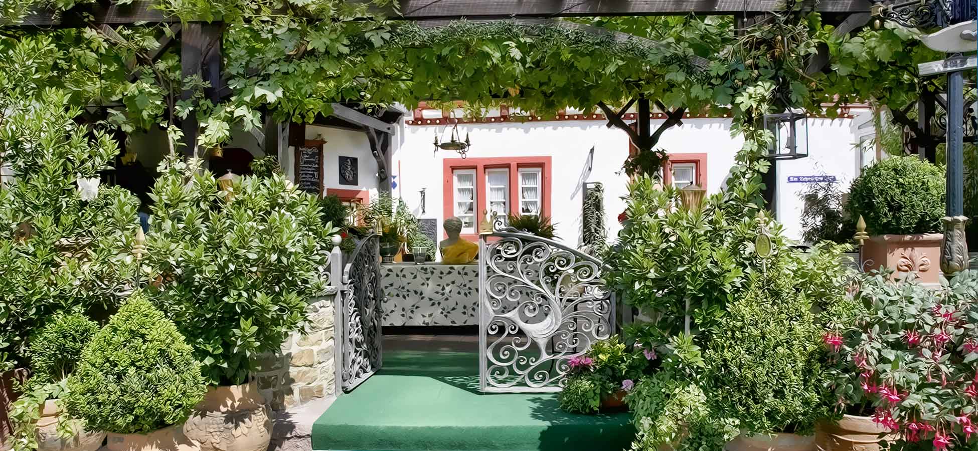 Eingang Hotel Rheingraf mit gr&uuml;ner Pergola