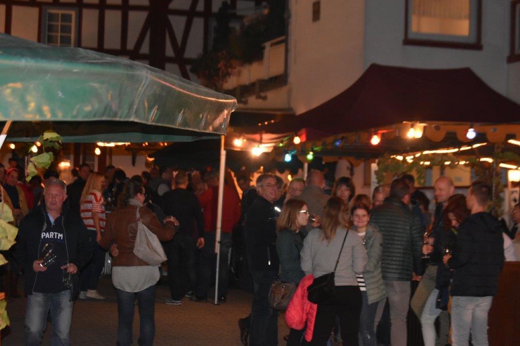 Geselliger Abend beim Weinfest