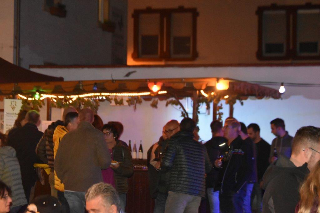 Nächtliche Weinfest-Atmosphäre