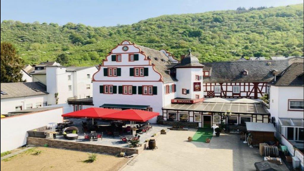 Eingang Hotel Rheingraf mit gr&uuml;ner Pergola