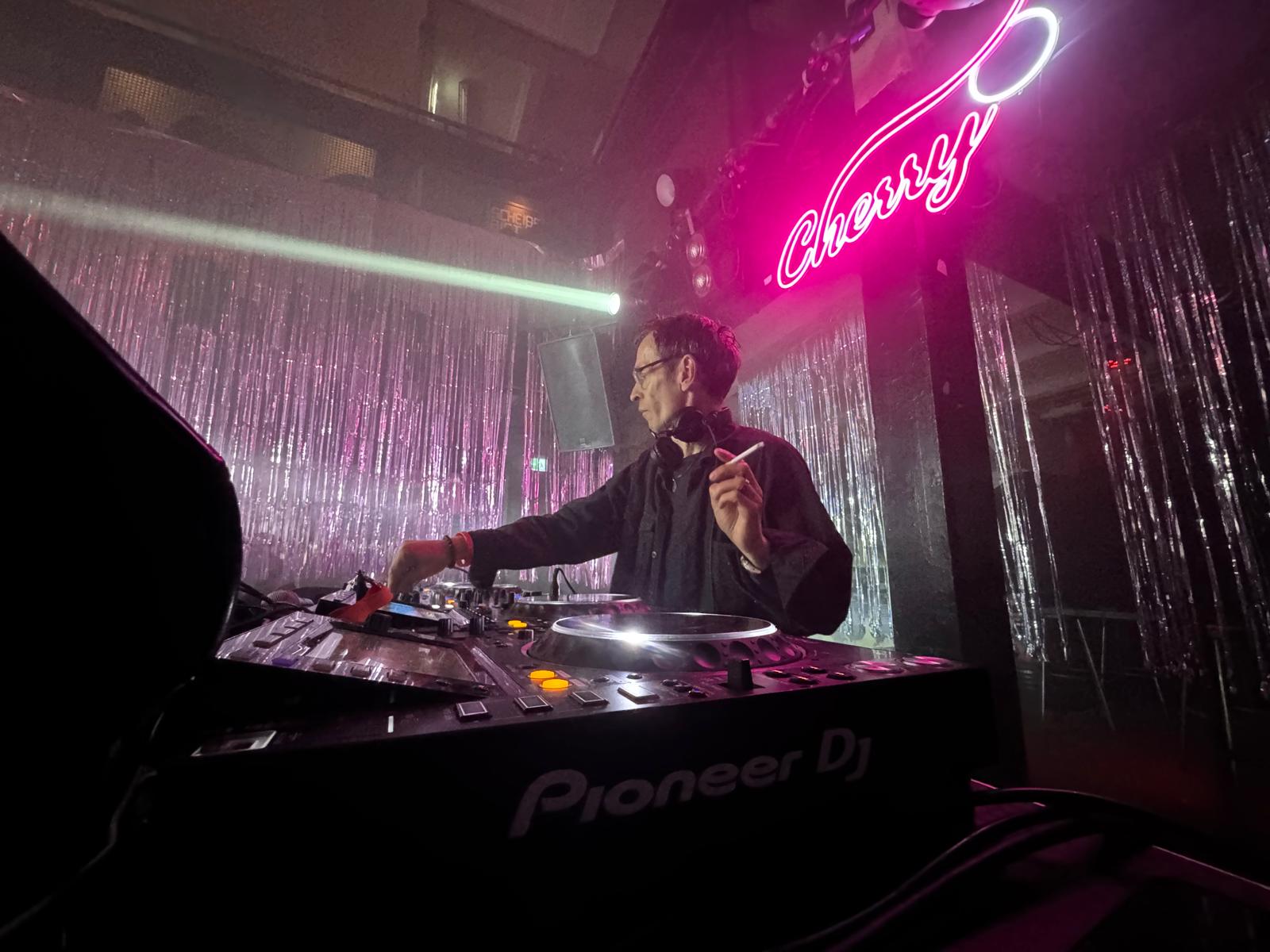 Feel the Cherry Club — DJ am Pult