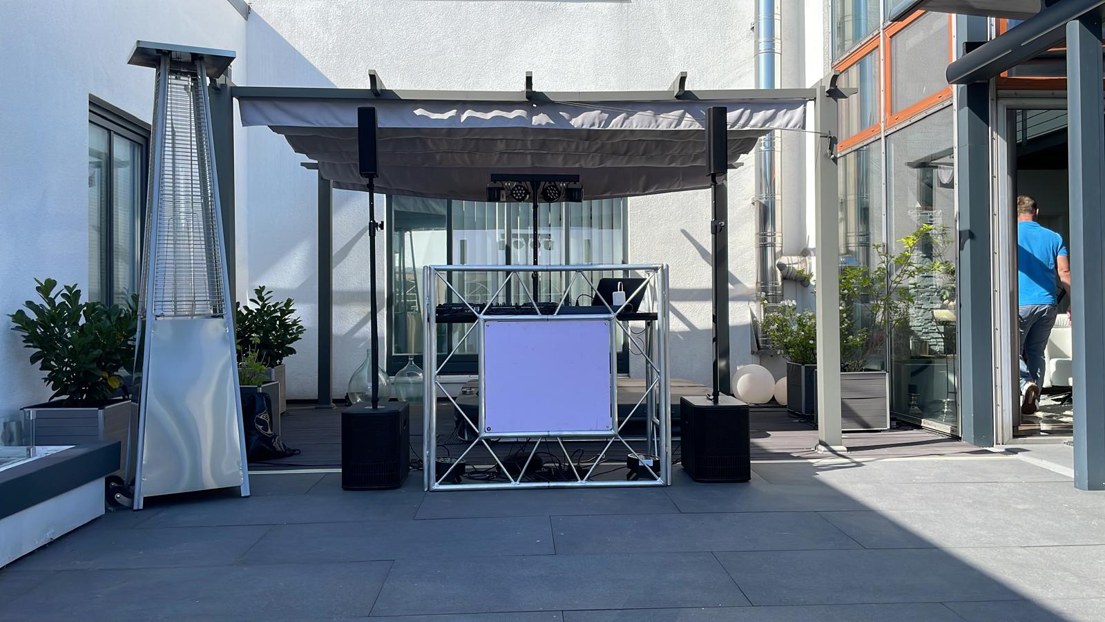 Equipment-Setup auf Terrassen-Event
